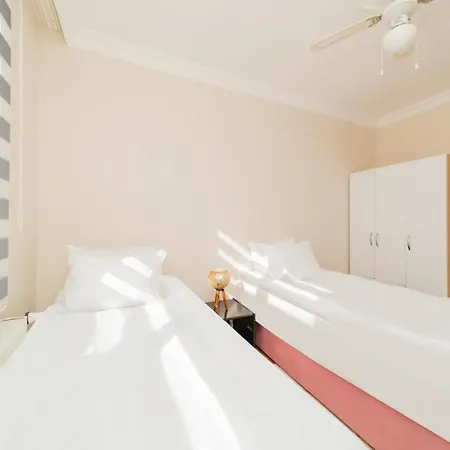 Central Flat W Balcony 10 Min To Hadrian Gates Διαμέρισμα