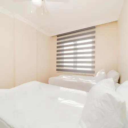 Central Flat W Balcony 10 Min To Hadrian Gates Διαμέρισμα